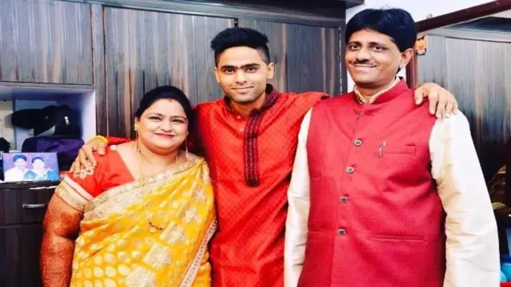 Viral Video | Suryakumar Yadav's Mother Prays for Shreyas Iyer During Chhath Puja 1 Suryakumar Yadav's mother